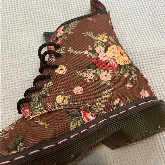NWOT Dr. Martens floral 8 holes - Picture 4 of 5